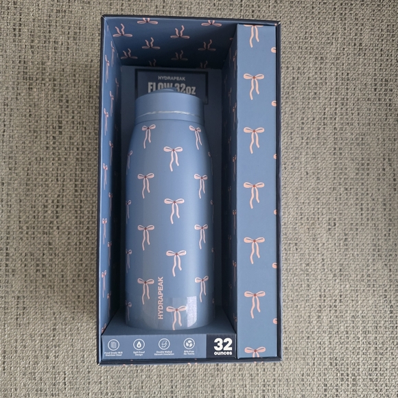 Hydrapeak Other - Hydrapeak Flow 32 oz Limited Edition Modern Blue Water Bottle w/Pink Bows